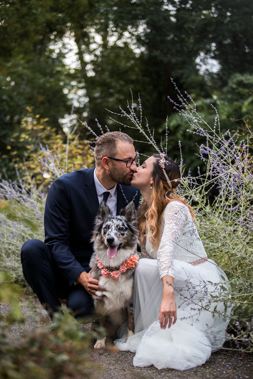 Hochzeitspaar mit Hund